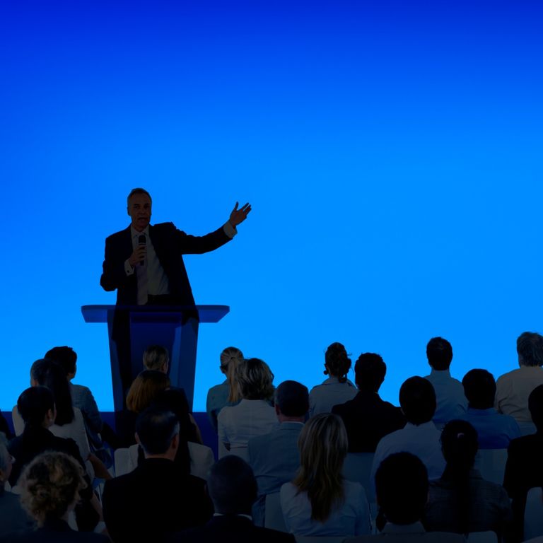 <a href="https://www.freepik.es/foto-gratis/empresario-corporativo-dando-presentacion-gran-audiencia_15440962.htm#query=CONGRESO&position=0&from_view=search&track=sph">Imagen de rawpixel.com</a> en Freepik